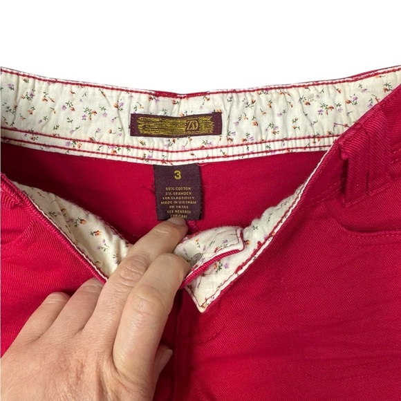 ZANADI.  Red Jean Shorts with Belt Loops and Fitted Design - Picture 4 of 6